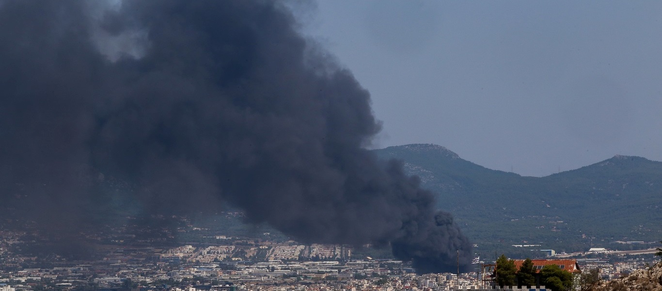 Φωτιά στη Μεταμόρφωση: Τοξικός καπνός πάνω από την Αθήνα – Τι να κάνουν οι κάτοικοι για να προφυλαχθούν