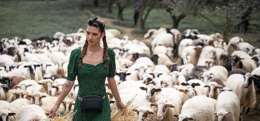 H «αγρότισσα» του GNTM ποζάρει ολόγυμνη μέσα στην πισίνα (φωτό)