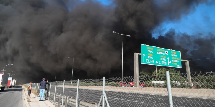 Φωτιά στη Μεταμόρφωση: Στην κυκλοφορία δύο λωρίδες στο ρεύμα προς Λαμία