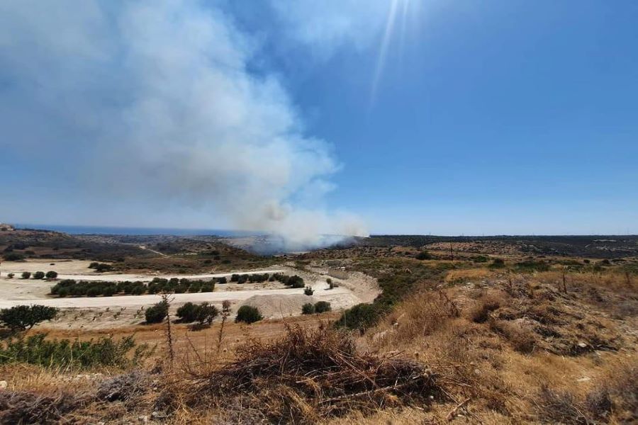 Κύπρος: Πυρκαγιά στην Επισκοπή – Στην μάχη της κατάσβεσης και πτητικά μέσα
