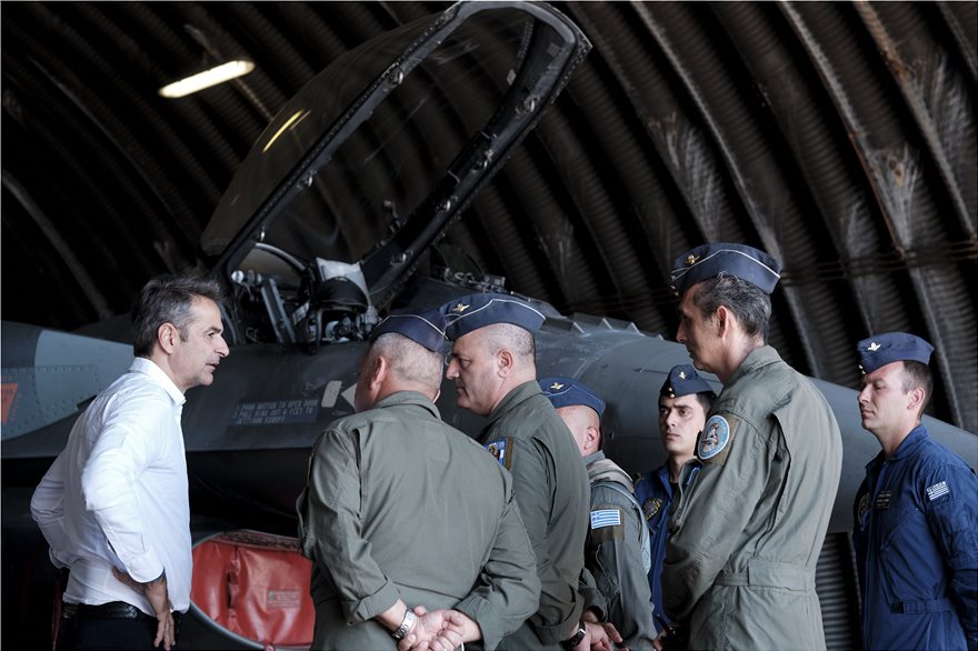 Hurriyet: «Ο Έλληνας πρωθυπουργός ποζάρει μπροστά σε F-16 και πυραύλους αέρος-επιφανείας» (φώτο)