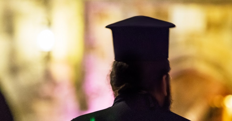 Κάλυμνος: Συνελήφθη ιερέας που καλούσε τους πιστούς μέσω Facebook να μην φοράνε μάσκες (φωτό)