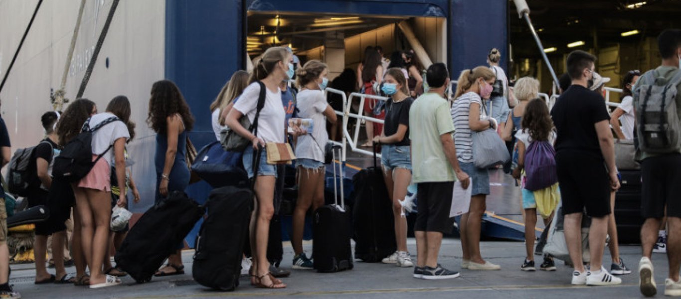 Συνεχίζεται η μεγάλη έξοδος για τον Δεκαπενταύγουστο – Η κίνηση στον Πειραιά και τα διόδια