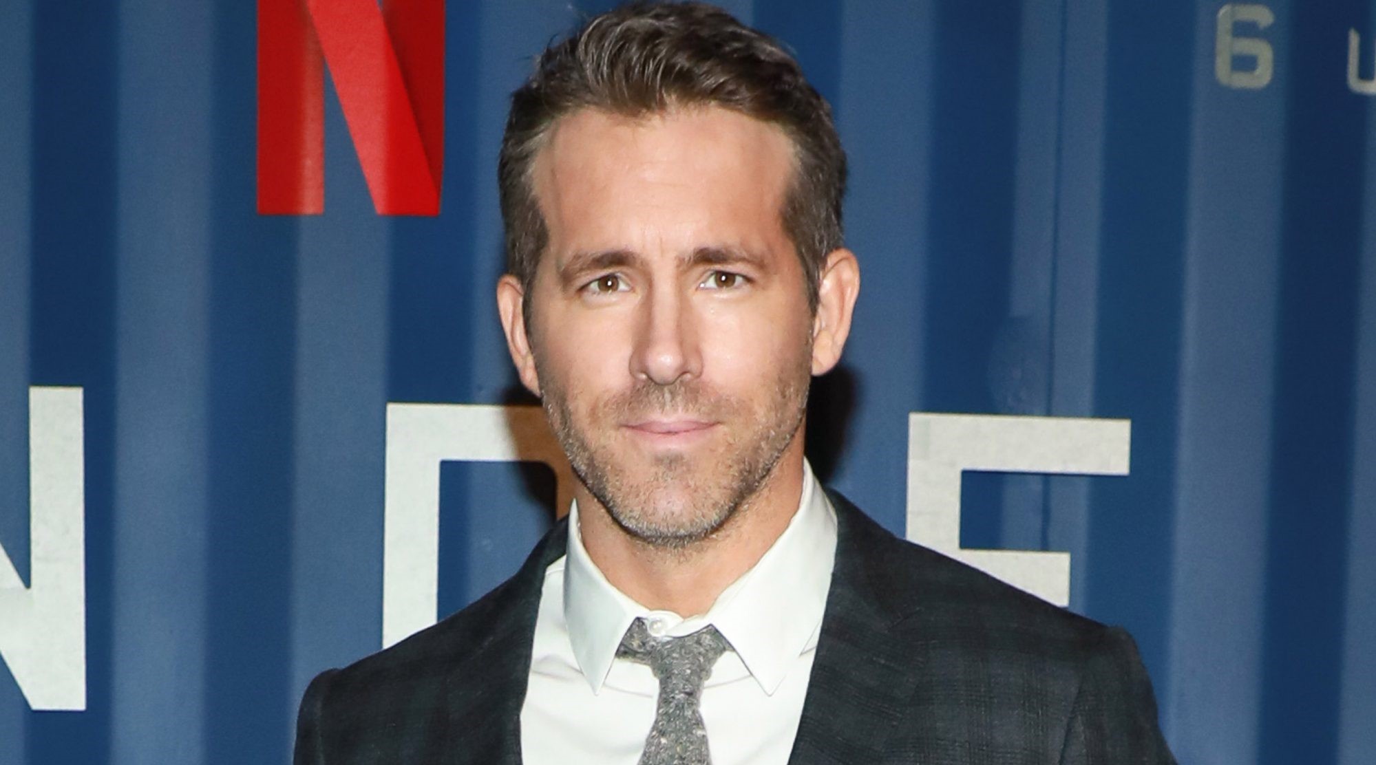 Ράιαν Ρέινολντς για τον κορωνοϊό: «Ελπίζω οι νέοι να μην σκοτώσουν τη μαμά μου» (βίντεο)