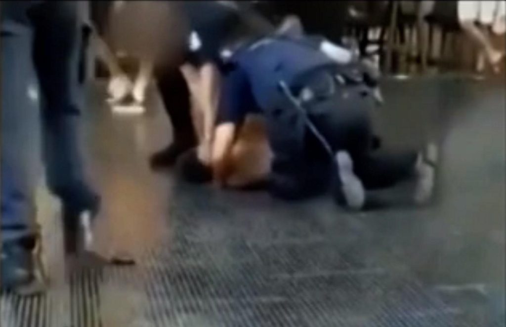 Θεσσαλονίκη: Η μάσκα, η ειρωνεία του νεαρού και η άμεση επέμβαση του αστυνομικού με λαβή (βίντεο)