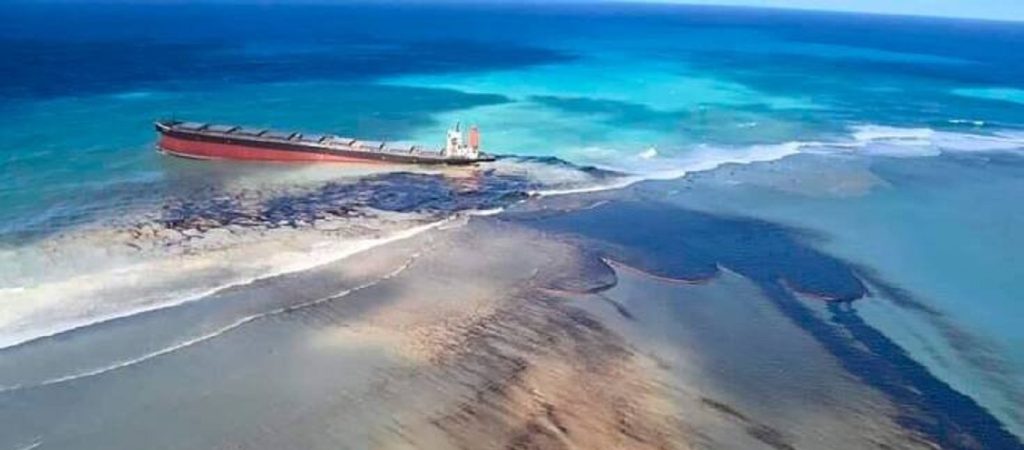 Δραματικές εικόνες στον Μαυρίκιο – Κόπηκε στα δύο τεράστιο τάνκερ (βίντεο)