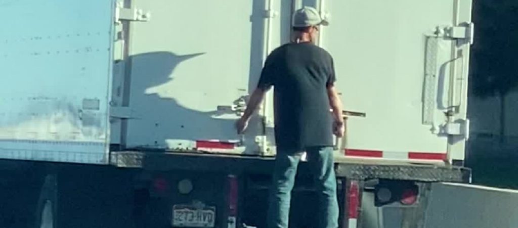 Κρεμάστηκε από φορτηγό και βγήκε… βόλτα στην εθνική οδό (βίντεο)