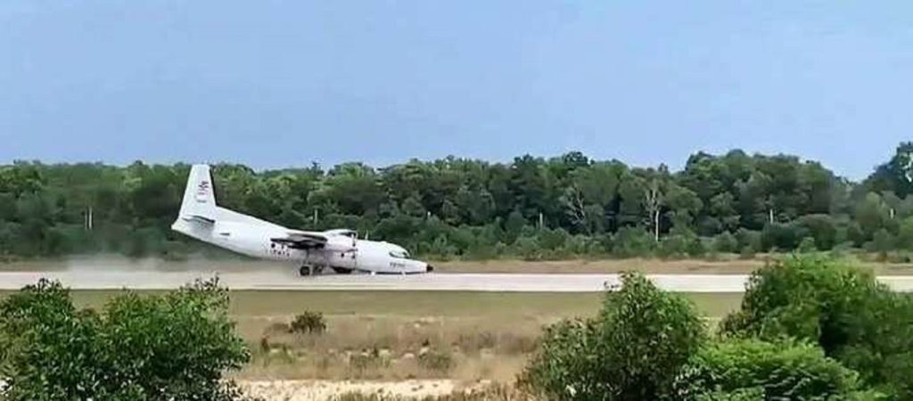 Στρατιωτικό αεροπλάνο έκανε αναγκαστική προσγείωση χωρίς ρόδα (βίντεο)