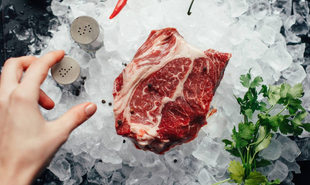 Θα το κάνει «λιώμα»: Το υλικό που κάνει κάθε κρέας μαλακό