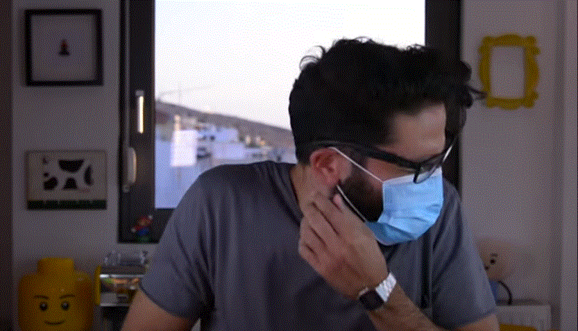 Χτυπιέσαι από τα γέλια: Το βίντεο-έπος του νο1 Έλληνα stand-up comedian για τον κορωνοϊό (βίντεο)