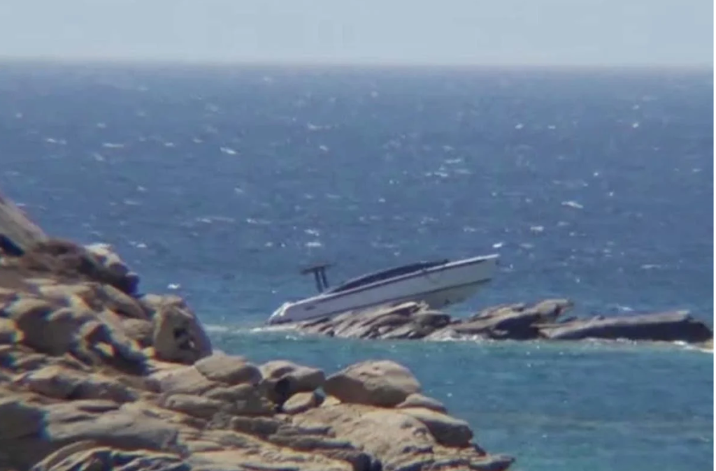 Μύκονος: Επιχείρηση αποκόλλησης με γερανό για το tender Αιγύπτιου μεγιστάνα που είχε «καρφωθεί» στα βράχια (φωτο)