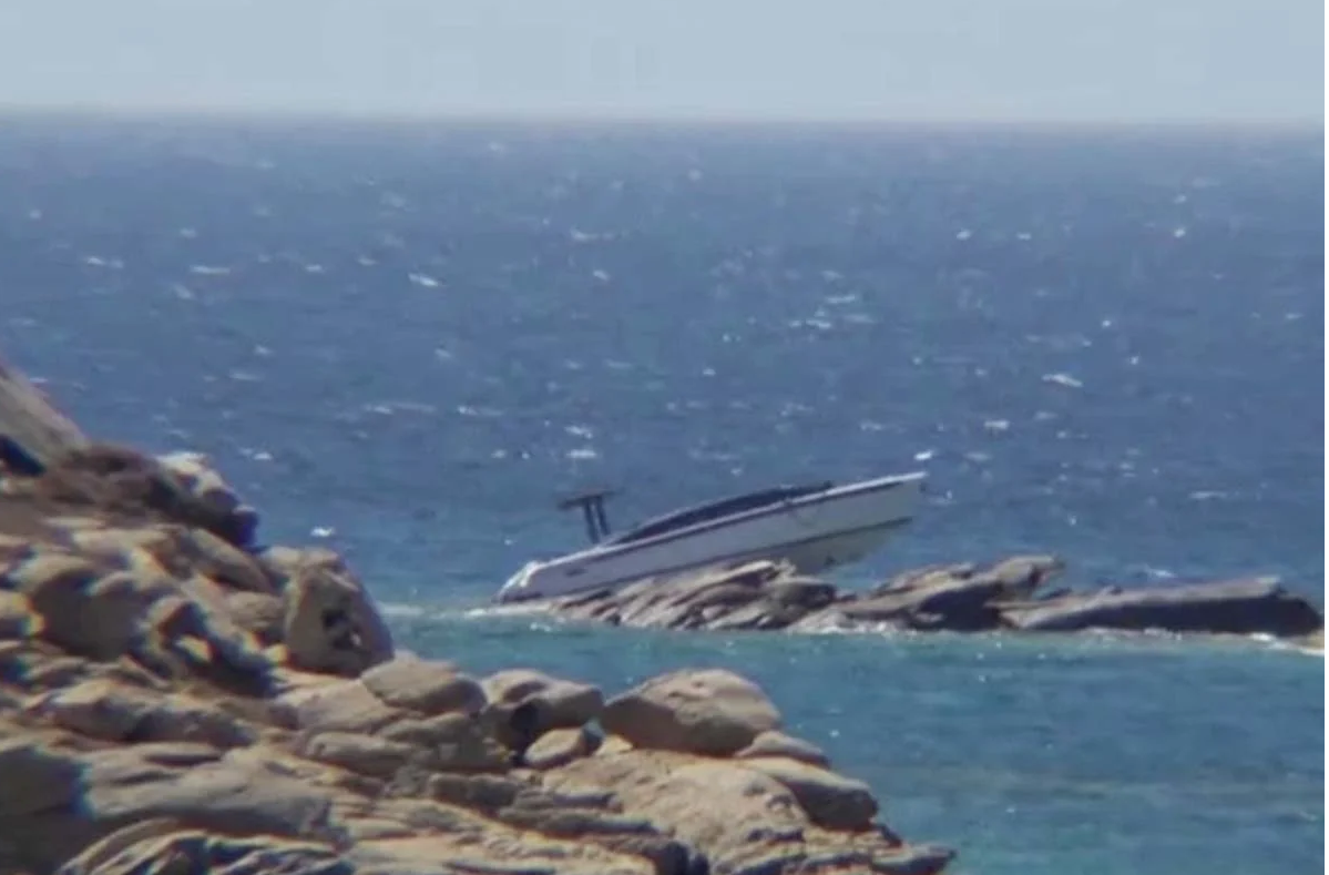 Μύκονος: Επιχείρηση αποκόλλησης με γερανό για το tender Αιγύπτιου μεγιστάνα που είχε «καρφωθεί» στα βράχια (φωτο)