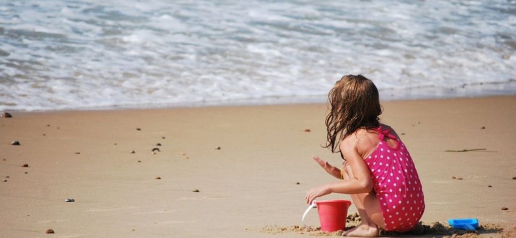 Οι κίνδυνοι που υπάρχουν στην παραλία για ένα παιδί – Πως να εξασφαλίσετε ένα ασφαλές μπάνιο;