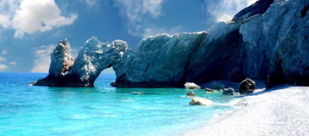 Aυτές είναι οι πέντε ελληνικές παραλίες που μπήκαν στη λίστα της Mirror με τις 10 πιο ειδυλλιακές παραλίες της Ευρώπης