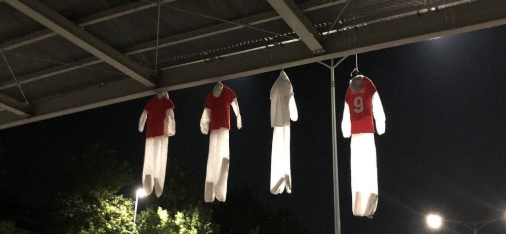 Οργή οπαδών στην Περούτζια – Μακάβριο μήνυμα με κρεμασμένες κούκλες σε γέφυρα (φώτο)