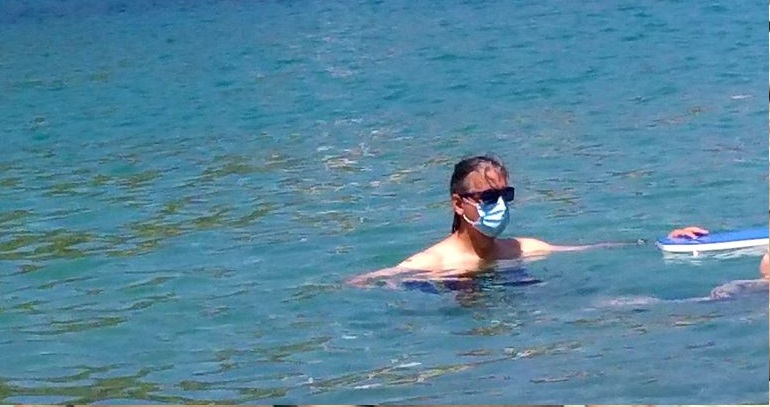 Η «παράνοια» του κορωνοϊού: Τύπος στην Κεφαλλονιά φόρεσε χειρουργική μάσκα μέσα στη θάλασσα! (φώτο)