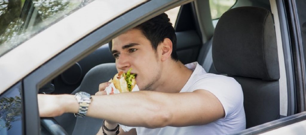 Να γιατί δεν πρέπει να τρως πολύ πριν οδηγήσεις