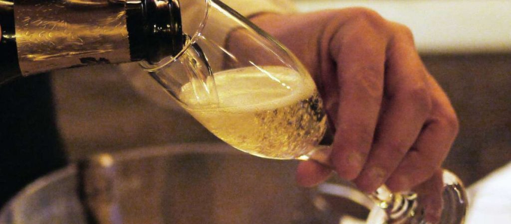 Ο κορωνοϊός «έπληξε» την σαμπάνια: Μείωση κατά 1,7 δισεκατομμύρια ευρώ στις πωλήσεις της το 2020