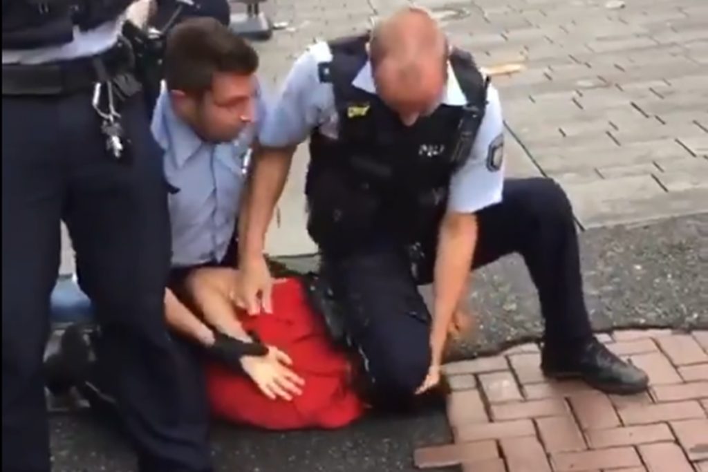 Γερμανία: Ξεκινάει έρευνα για το βίντεο που δείχνει αστυνομικό να γονατίζει στο λαιμό ανηλίκου