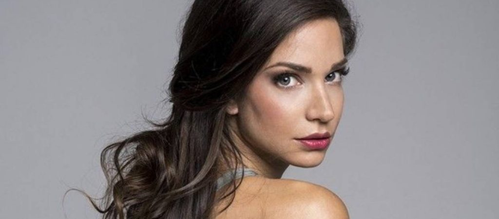 Κατερίνα Γερονικολού: Η «καυτή» πόζα της στην παραλία που προκάλεσε «ταραχή» (φωτο)