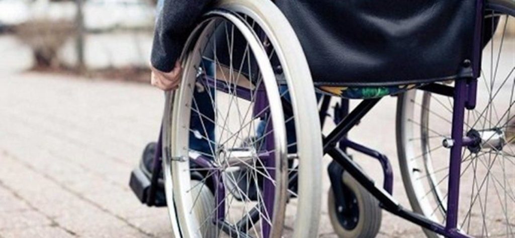Γυναίκα αστυνομικός έσωσε άνδρα σε αναπηρικό καροτσάκι που κόλλησε στις ράγες του τρένου (βίντεο)