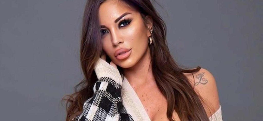 Η χυμώδης Floriana Messina προκάλεσε… εγκεφαλικά σε παραλία της Μυκόνου (βίντεο)