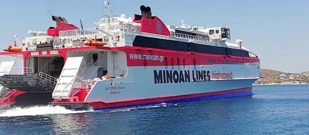 Μηχανική βλάβη στο «Santorini Palace» – Ταλαιπωρία για 568 επιβάτες