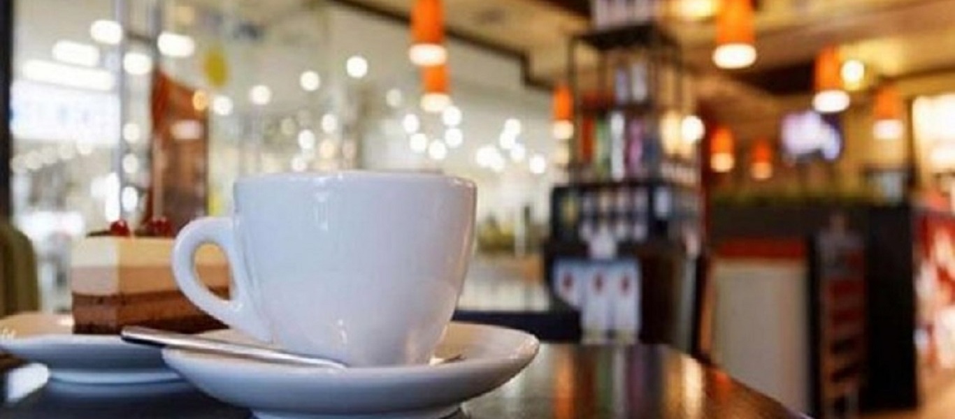 Χανιά: Μπήκε ιππεύοντας σε καφετέρια για να παραγγείλει καφέ (φώτο)