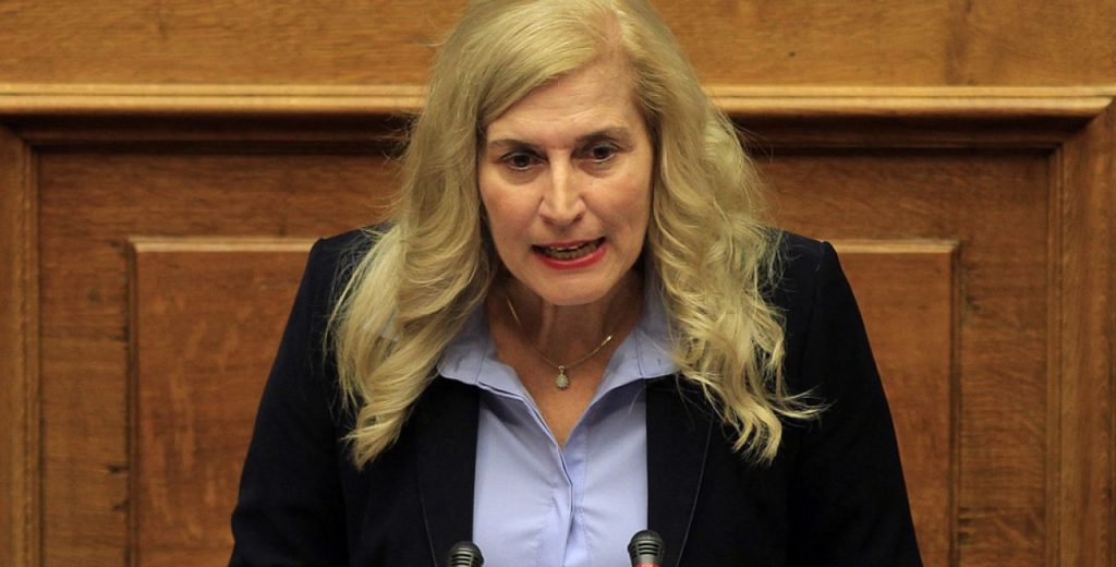 «Εμφύλιος» στον ΣΥΡΙΖΑ με «πατριωτική χλαμύδα» – E.Αυλωνίτου: «Θα μου πήγαινε πολύ γιατί είμαι ψιλή»