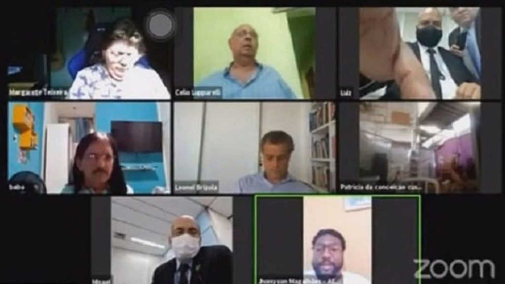 Δωρεάν… θέαμα πρόσφερε δημοτικός σύμβουλος που ξέχασε ανοιχτή την κάμερα και άρχισε τα «ερωτικά παιχνίδια»