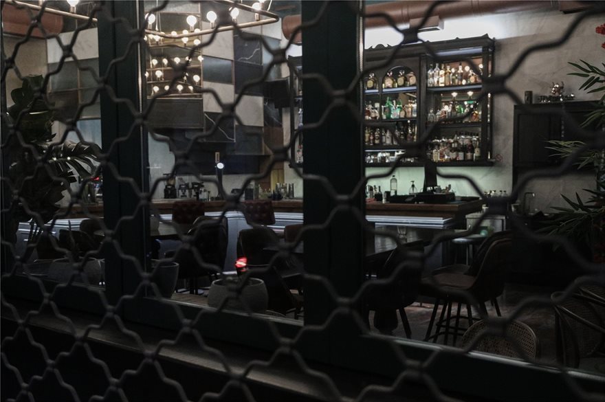 Κορωνοϊός: Οι Αθηναίοι τήρησαν τα μέτρα κατά γράμμα – Έκλεισαν τα μαγαζιά τα μεσάνυχτα της Δευτέρας (φωτό)