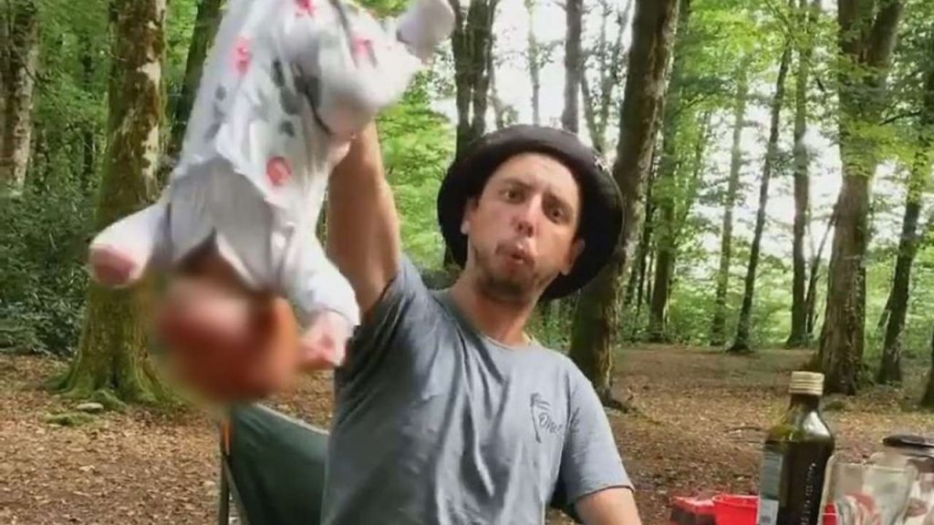 Πατέρας (επίδοξος influencer) ταρακουνάει την 6 εβδομάδων μόλις κόρη του γιατί… θέλει να την κάνει μαϊμού! (βίντεο)