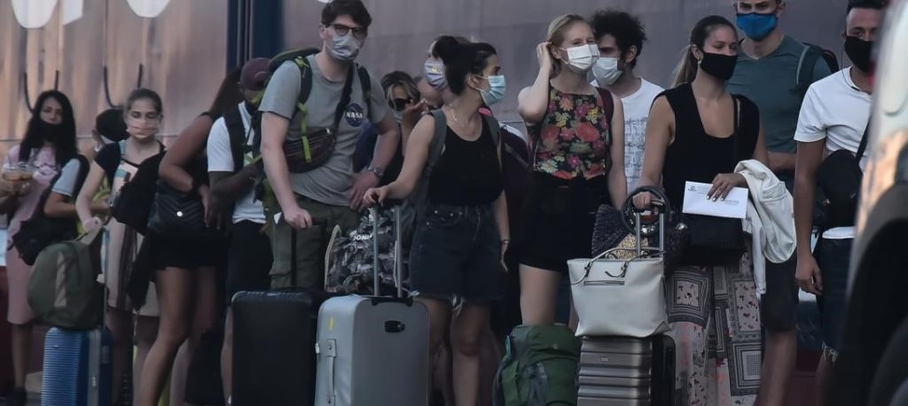 Πειραιάς: Αυξημένη κίνηση και μεγάλες ουρές στο λιμάνι