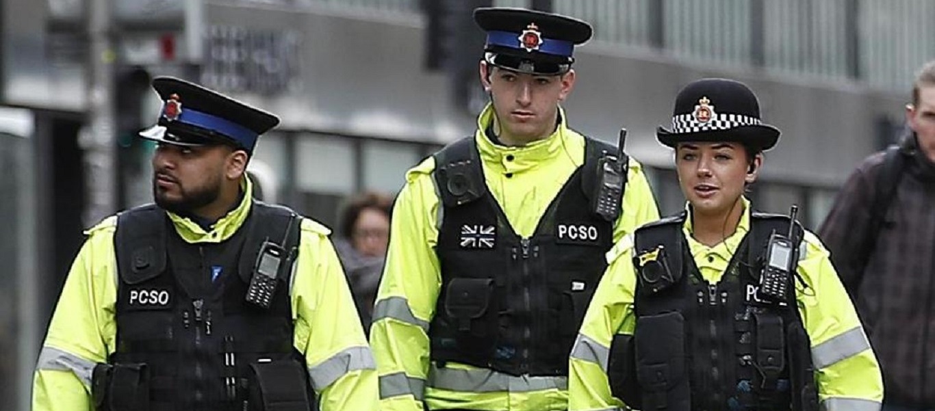 Μάντσεστερ: Κάλεσε 20 άτομα και πήγαν 100 – «Λουκέτο» στο σπίτι της οικοδέσποινας λόγω κορωνοϊού