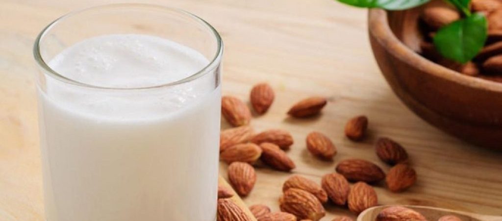 Γάλα αμυγδάλου: Πόσο υγιεινό είναι τελικά;