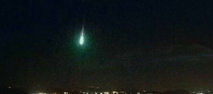 «Μετέωρο» εμφανίστηκε στην ατμόσφαιρα της Γης και φώτισε τον νυχτερινό ουρανό της χώρας (βίντεο)