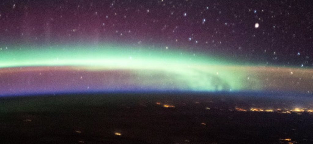 Απίστευτα διαστημικά φώτα στον ουρανό – Βόρειο Σέλας κι Ατμοσφαιρική Φωταύγεια τύλιξαν την Αλάσκα