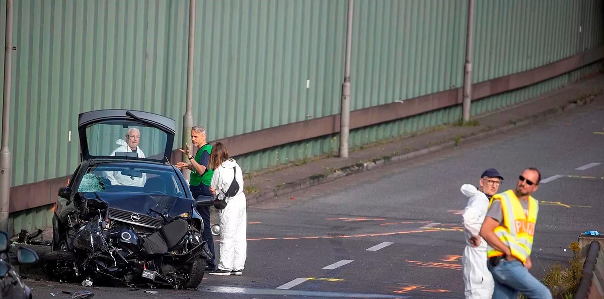 Γερμανία: 30χρονος έπεσε σε έξι αυτοκίνητα φωνάζοντας «Αλάχου άκμπαρ» – 6 τραυματίες
