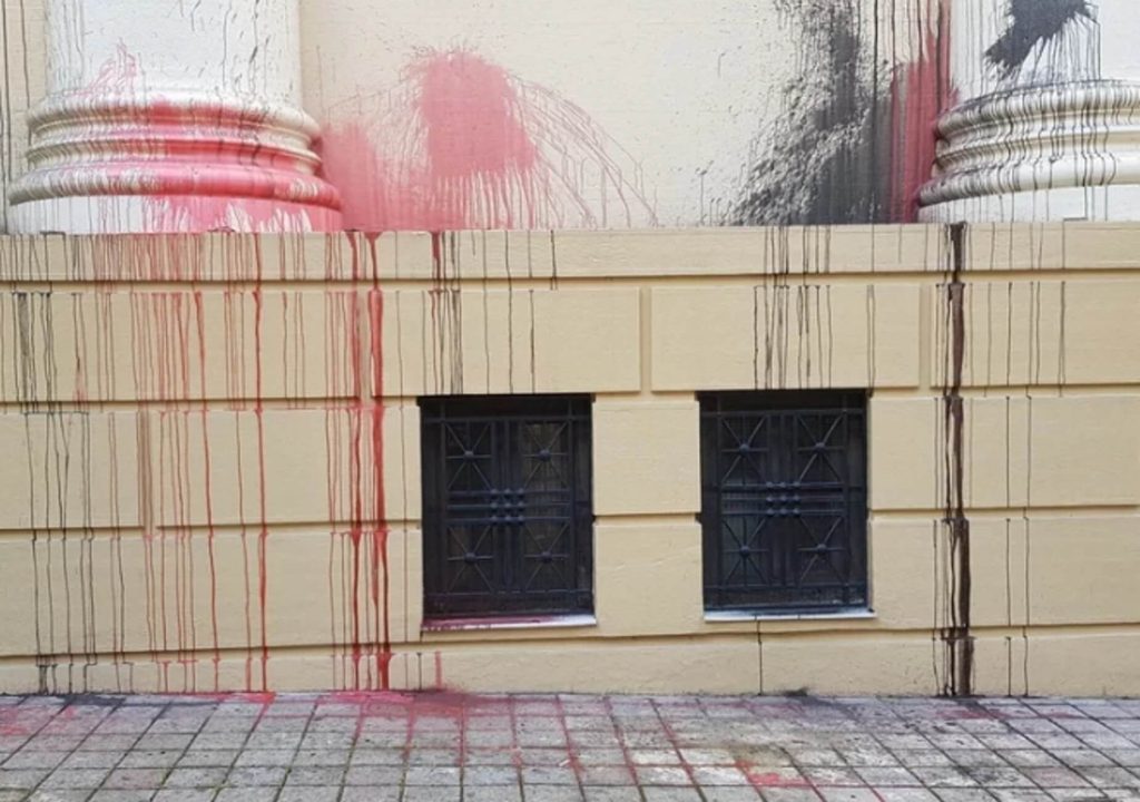 Άγνωστοι πέταξαν μπογιές στην τουρκική πρεσβεία στην Αθήνα – Συνελήφθησαν δύο Κούρδοι