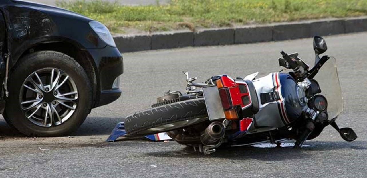 Τροχαίο στην Κρήτη: Οδηγός μηχανής συγκρούεται με αυτοκίνητο και εκσφενδονίζεται (βίντεο)