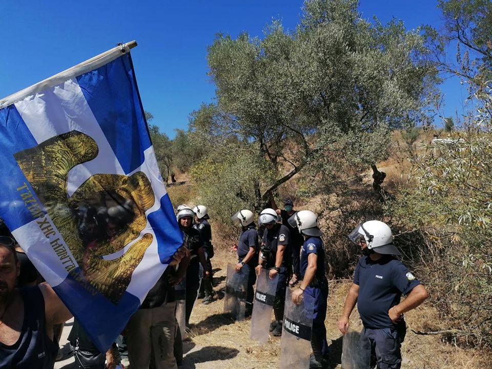 Λέσβος: Επεισόδια γύρω από το ΚΥΤ Μόριας μετά την επίσκεψη της ΠτΔ – Πληροφορίες για τραυματισμένους κατοίκους (βίντεο)