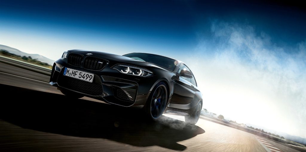 Πυροσβέστες έσπασαν τα τζάμια πολυτελούς BMW για να κάνουν… οικοδομικά έργα (φωτό)