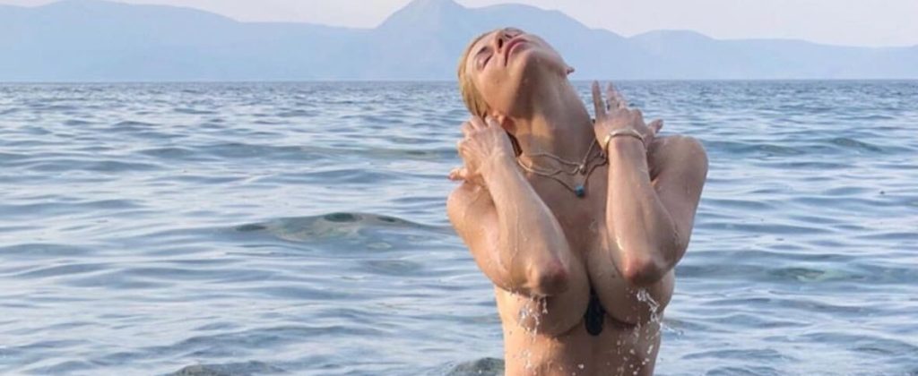 Η Ευρυδίκη Παπαδοπούλου φωτογραφίζεται όπως την γέννησε η μαμά της και μας στέλνει για εγκεφαλογράφημα!