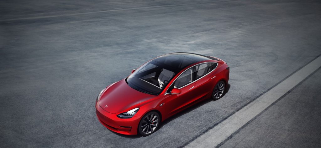 Tesla Model 3: Οδηγός πηγαίνει με «χίλια» και διαλύει δεκάδες αμάξια στο πέρασμα του (βίντεο)