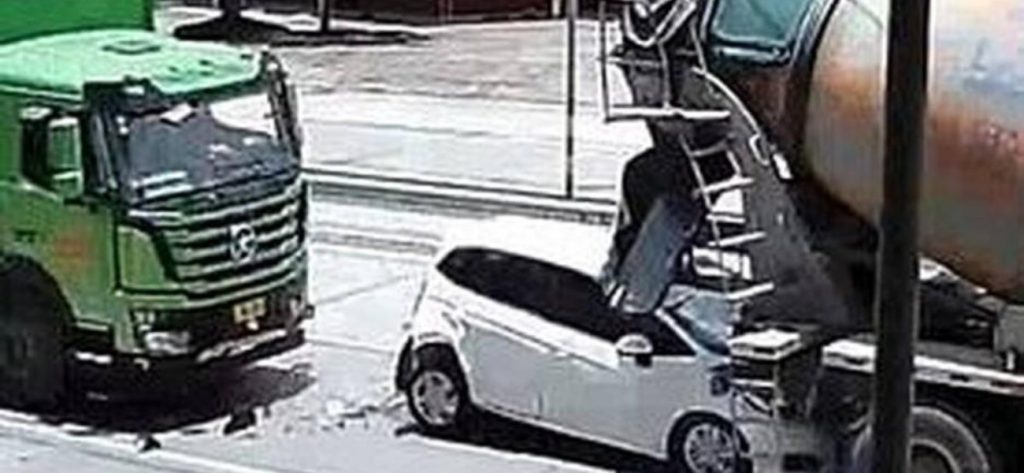 Κίνα: Αυτοκίνητο έγινε «σάντουιτς» ανάμεσα σε δύο νταλίκες – Σώοι βγήκαν οι επιβάτες (βίντεο)