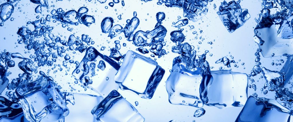 Το κάναμε λάθος τόσο καιρό: Αυτός είναι ο σωστός τρόπος για να χρησιμοποιούμε τις σακούλες για τα παγάκια (βίντεο)