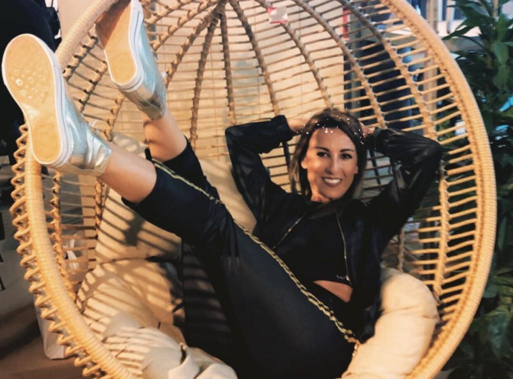 Μύκονος: Η Πηγή Δεβετζή «ανεβάζει τη θερμοκρασία» με «καυτό» κόκκινο μπικίνι (βίντεο-φωτο)