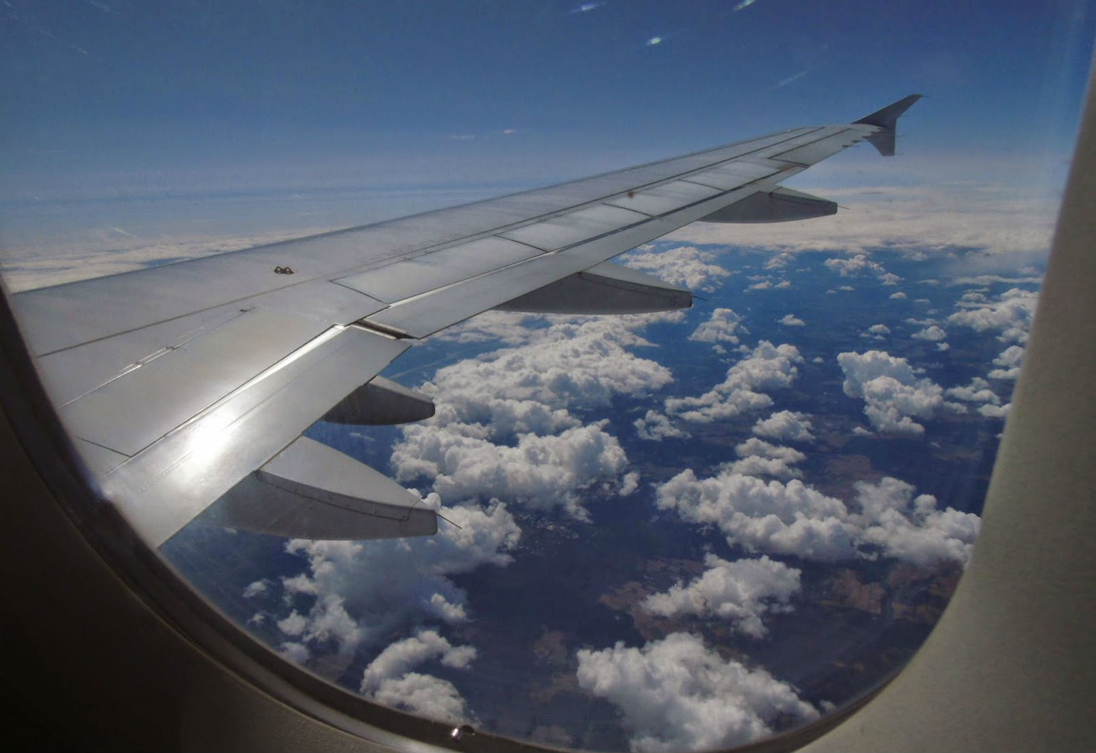Επιβάτης ανακάλυψε μεγάλη ρωγμή σε παράθυρό αεροπλάνου και κόντεψε να πάθει «καρδιακή προσβολή» (βίντεο)