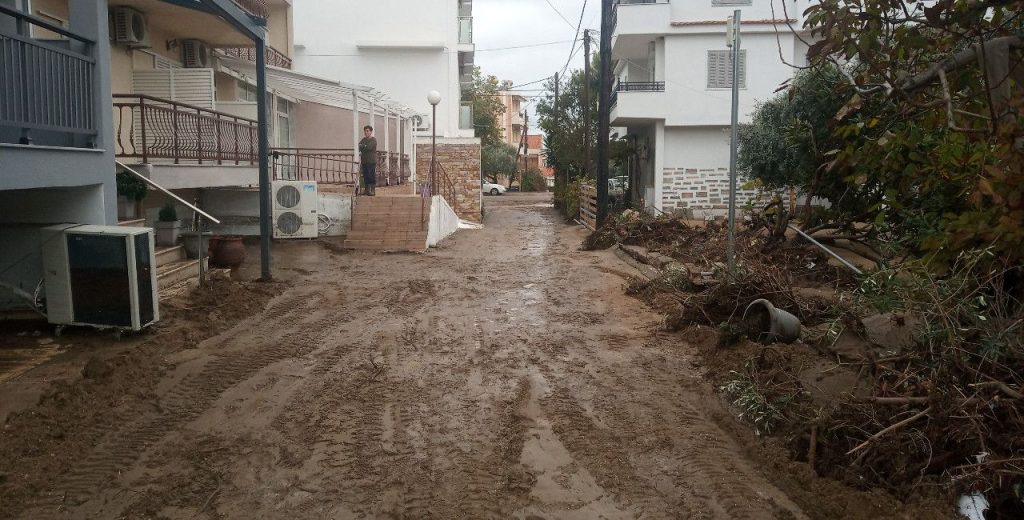 «Άνοιξαν» οι ουρανοί στη Θάσο: Πλημμύρες με διάσωση 4 ανθρώπων