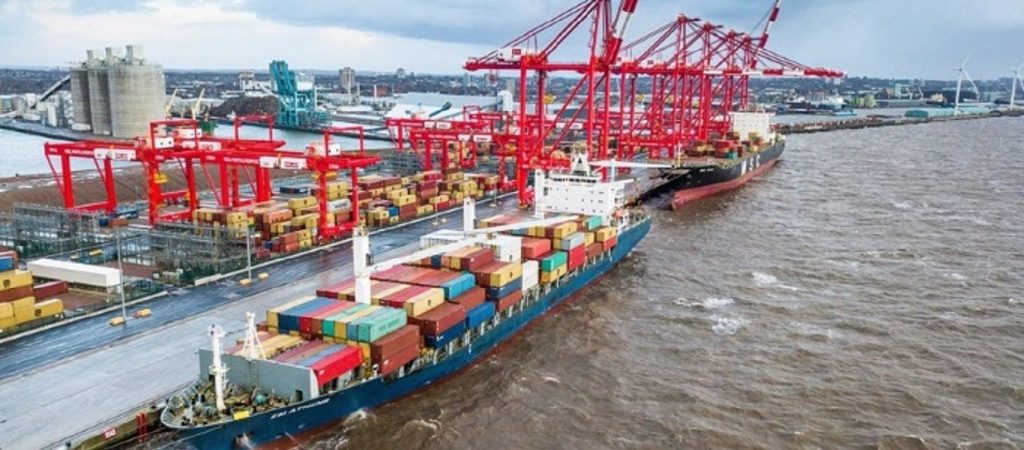 ΗΠΑ και Ευρωπαϊκή Ένωση έδωσαν τα χέρια για μειώσεις δασμών – Τι προβλέπει η συμφωνία